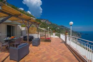 - un balcon offrant une vue sur l'océan dans l'établissement Casa Marianna, à Praiano