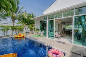 una piscina cubierta en una casa con una casa en City Beach Cha-am Pool Villa en Cha Am