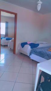 Zimmer mit 2 Betten und einem Spiegel in der Unterkunft Pousadas Mafra in Mafra