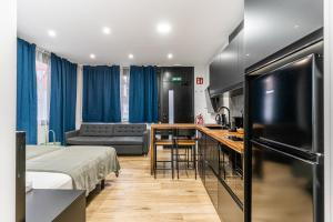 VR LATINA APARTMENTS في مدريد: غرفة مع مطبخ وغرفة معيشة
