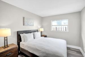 a bedroom with a white bed and a window at Pionciana Getaway 1BR Apartment Near FLL Airport in Fort Lauderdale