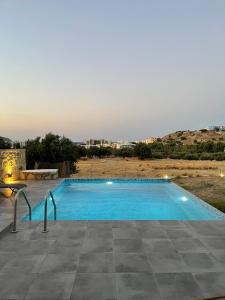 Bazén v ubytování Eleon Luxury Villa nebo v jeho okolí