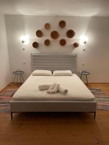 een slaapkamer met een bed met borden aan de muur bij Eleon Luxury Villa in Karpathos