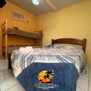 ein Schlafzimmer mit einem Bett und einem Etagenbett in der Unterkunft Pousada Recanto Caiçara in São Sebastião
