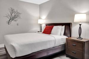 a bedroom with a large white bed with two lamps at Pionciana Getaway 2BR Apartment Near FLL Airport in Fort Lauderdale