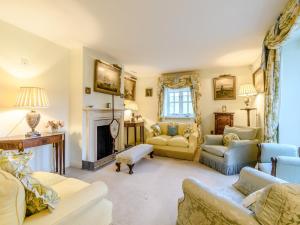 a living room filled with furniture and a fireplace at 3 Bed in Presteigne 78336 in Evenjobb