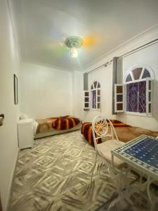 Hotel Dar Youssef 1 في مراكش: غرفة فيها سرير وطاولة فيها