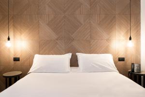 Postel nebo postele na pokoji v ubytování London Hotel