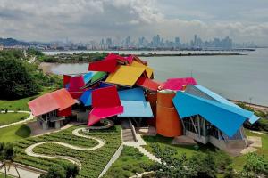 uma imagem de um edifício com cadeiras coloridas em Hotel Pension Corona em Cidade do Panamá
