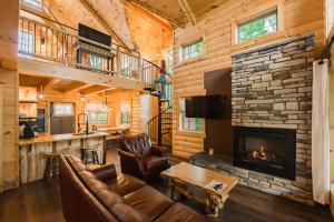 Köök või kööginurk majutusasutuses Skyview Treehouse by Amish Country Lodging
