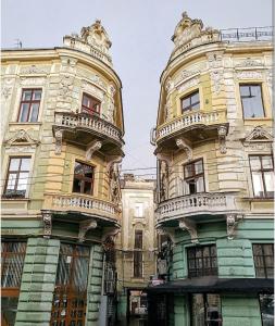 dos edificios con balcones a los lados de ellos en Apart hotel на Франка en Chernivtsi