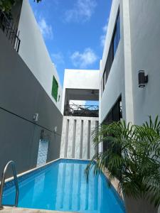 een uitzicht op een gebouw met een zwembad bij Urban Oasis Retreat in Cancun