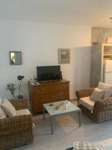 - un salon avec deux canapés et une télévision dans l'établissement Tranquil setting, à Moraira