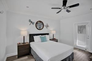 een slaapkamer met een bed en een plafondventilator bij Beach Isles Modern 1BR Apartment in Fort Lauderdale in Fort Lauderdale