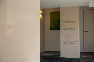 un mur dans une pièce avec un tableau sur le mur dans l'établissement Hotel Tafelfreuden, à Oldenbourg
