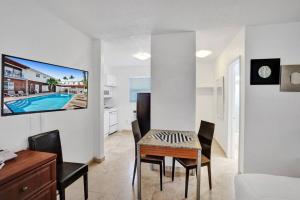 龐帕諾比奇的住宿－Waves Beach Town Spacious Studio Apartment For 4 People，厨房以及带桌椅的用餐室。