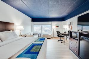 ein Schlafzimmer mit einem großen Bett und einem Schreibtisch in der Unterkunft Hotel Downstreet in North Adams