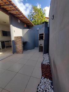 a kitchen in a house with a blue wall at Casa no Centro de Prado in Prado