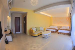 Ruang duduk di Luck Bay B&B