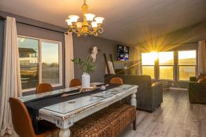 een woonkamer met een tafel en een bank bij Mountain Views minutes from casinos and Lake in Bullhead City