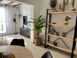 une chambre avec une table et des étagères avec des plantes dans l'établissement Casa Zizi, à Costa Calma