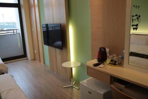 Televisyen dan/atau pusat hiburan di Luck Bay B&B