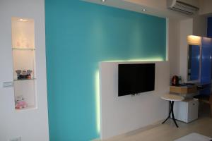 TV a/nebo společenská místnost v ubytování Luck Bay B&B + 14 fotografií