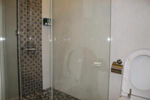 Bilik mandi di Luck Bay B&B