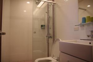 Bilik mandi di Luck Bay B&B