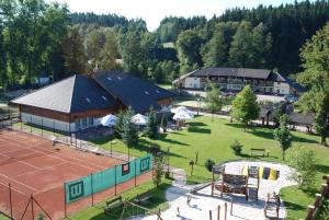 una vista aérea de una pista de tenis y un edificio en Apartmán na Horské, en Hostinné