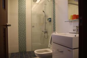 Bilik mandi di Luck Bay B&B