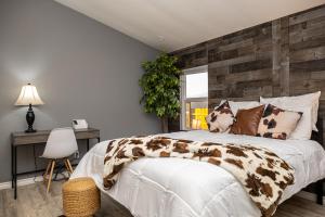 um quarto com uma cama com uma parede em madeira em Mountain Views minutes from casinos and Lake em Bullhead City