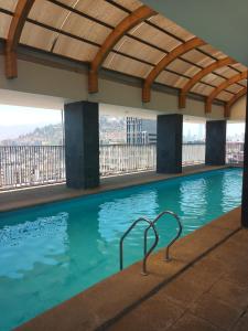 a swimming pool in a building with a roof at Acogedor y renovado Departamento in Santiago