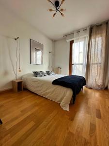 a bedroom with a bed and a ceiling fan at Les temps heureux 15' Paris 10' du Stade de France in Saint-Denis