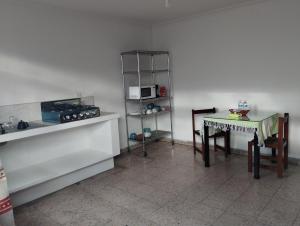 sala de estar con mesa y microondas en Casa mami2, en Oaxaca City