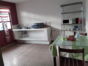 cocina con mesa, fregadero, mesa y mesa con mesa en Casa mami2, en Oaxaca City