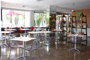 a restaurant with tables and chairs in a room at Hotel Urban St Leonards in Sydney