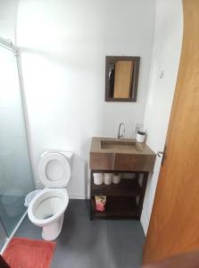 y baño con aseo y lavamanos. en Pousada Beach Box, en Florianópolis