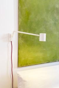 una luz blanca junto a una pintura verde en Hotel Tafelfreuden, en Oldenburg