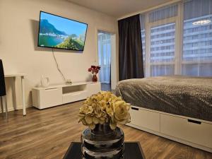 ein Schlafzimmer mit einem Bett und einem TV an der Wand in der Unterkunft 2-Zimmer, Balkon, Parkplatz in Mülheim an der Ruhr