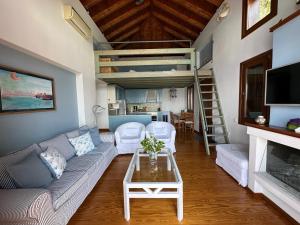 sala de estar con sofá y mesa en Elia Pilio Villas, en Pelión