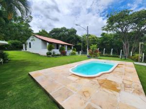a swimming pool in the yard of a house at Serra do Matias in Maranguape