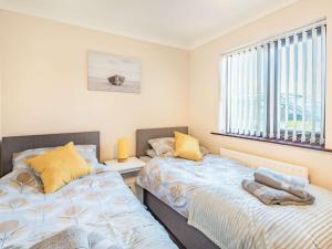 two beds sitting next to each other in a bedroom at 2 bed in Mablethorpe 87801 in Mablethorpe