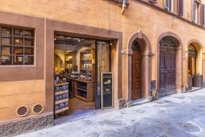 een winkel met open deuren in een straat bij Truffle House Tuscany Tuber Melanosporum Vitt in Montepulciano