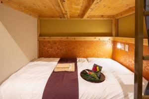 una cama con un plato de comida encima en IKIDANE Cozy Hotel Haneda Airport - Vacation STAY 25834v, en Tokio