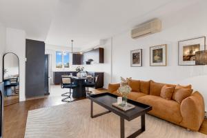 a living room with a couch and a table at Lofts de la petite Italie in Montréal