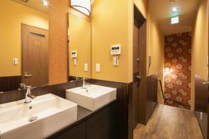 baño con 2 lavabos y espejo grande en IKIDANE Cozy Hotel Haneda Airport - Vacation STAY 25827v, en Tokio