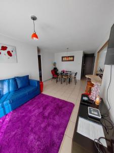 a living room with a blue couch and a purple rug at Arriendo Diario En La Serena in La Serena