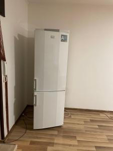 een witte koelkast in de hoek van een kamer bij Hidden Gem in Košice