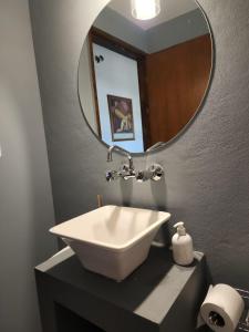 y baño con lavabo y espejo. en SANTA MARIA REINA en San Rafael